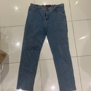 LIGHT WASH JEANS